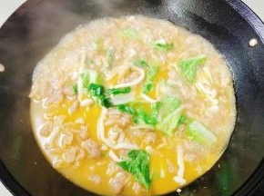 起锅前放入青菜，翻炒均匀即可！