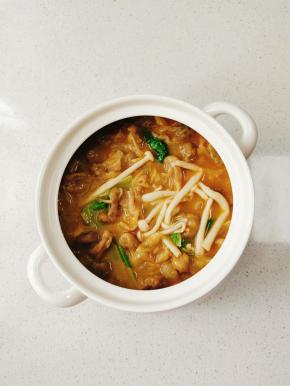 汤鲜味美的肉燕菌菇汤就做好啦！