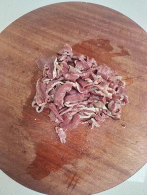 猪心清洗干净，切成薄片！