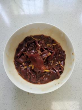 切好的猪心放入碗中，放入料酒，生抽，蚝油，生粉抓拌均匀，再放入适量的食用油抓拌均匀，锁住水份腌制15分钟！