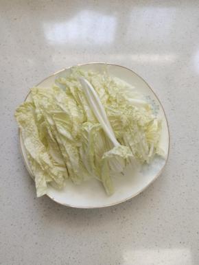 白菜清洗干净切成丝备用！
