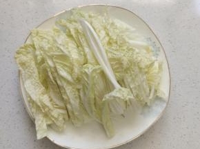 白菜清洗干净切成丝备用！