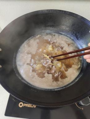 水开，放入腌制好的猪心，焯水2分钟！