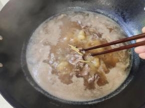 水开，放入腌制好的猪心，焯水2分钟！
