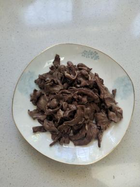 捞出，清洗干净，控干水分备用！