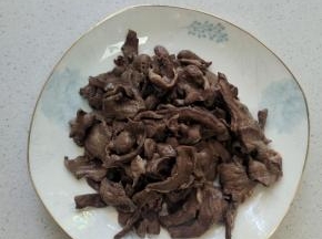 捞出，清洗干净，控干水分备用！