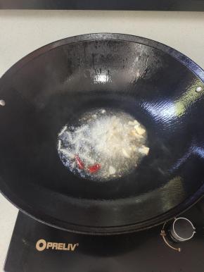 起锅烧油，放入生姜，蒜瓣，干辣椒爆香！