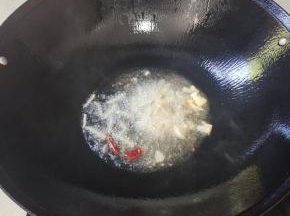 起锅烧油，放入生姜，蒜瓣，干辣椒爆香！