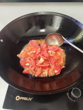 放入番茄炒出汤汁儿！