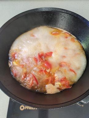 大火煮开之后，再煮5分钟。把番茄的味道煮出来！