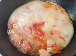 大火煮开之后，再煮5分钟。把番茄的味道煮出来！