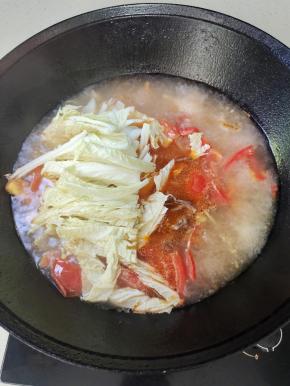 加入白菜，煮开之后，再煮3分钟左右！