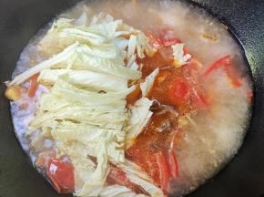 加入白菜，煮开之后，再煮3分钟左右！