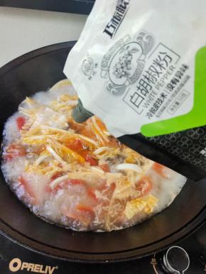 加入一勺胡椒粉去腥增香！