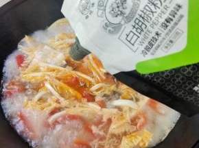 加入一勺胡椒粉去腥增香！