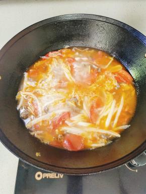 起锅前放入适量的鸡精调味即可！