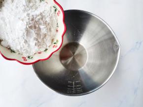 盆中放入钵仔糕粉