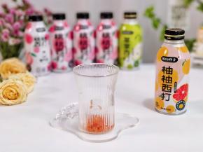 西柚果肉倒入杯中