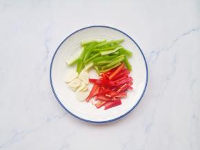 青红椒切条，大蒜切片。