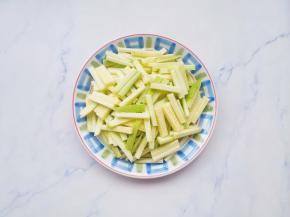 西葫芦洗净切条，