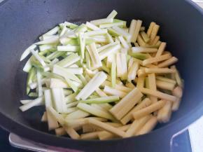 热锅热油，放入大蒜爆香，加入西葫芦炒至九成熟，