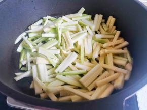 热锅热油，放入大蒜爆香，加入西葫芦炒至九成熟，