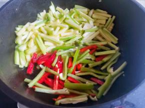 放入辣椒，翻炒2分钟。