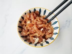 瘦肉切碎，加1勺生抽，一勺料酒，一勺橄榄油抓匀腌制10分钟。