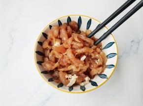 瘦肉切碎，加1勺生抽，一勺料酒，一勺橄榄油抓匀腌制10分钟。