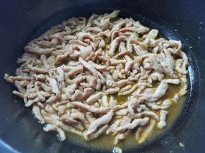 锅中热油，放瘦肉炒至变色捞出。