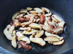 另起锅热油，放入香菇炒软，