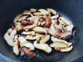 另起锅热油，放入香菇炒软，