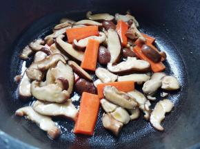 加入胡萝卜炒熟，