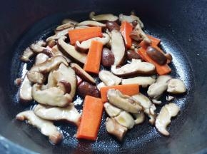 加入胡萝卜炒熟，