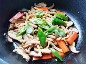 加入瘦肉，加入辣椒炒匀即可。