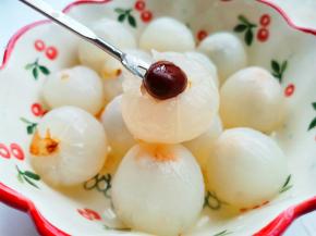 用剪刀将果核取出后泡盐水20分钟，这样可以不担心吃多了上火。