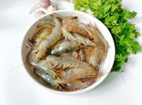 准备好对虾，香菜，蒜。