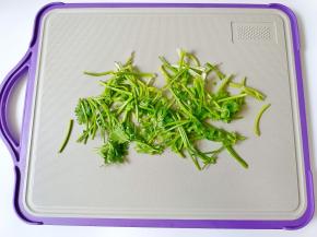 香菜洗净，切成寸的。