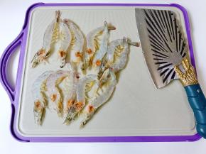 对虾剪去虾须，对半切开。