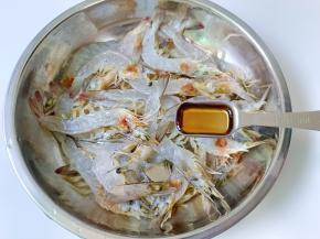 对虾放在盘子里，加料酒两勺。