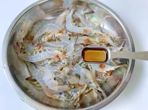 对虾放在盘子里，加料酒两勺。