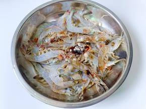 加蚝油两勺，盐一勺，生抽一勺，胡椒粉一勺，拌均匀以后腌制入味