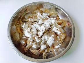 放上玉米淀粉，让玉米淀粉裹满虾的全身。