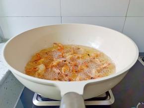 锅里多放一点油，有六成热放入对虾炸。