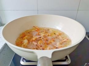 锅里多放一点油，有六成热放入对虾炸。