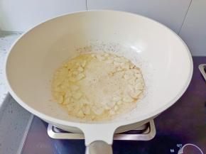 锅里留一点底油，放入蒜片炒香