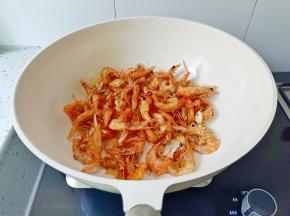 放入炸好的对虾