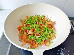 放上白芝麻，翻炒均匀即可出锅。