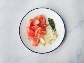 番茄切小块，大蒜切片，葱切段，鸡蛋打散。