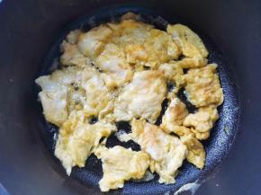 鸡蛋打散倒入锅中，炒至凝固盛出备用。